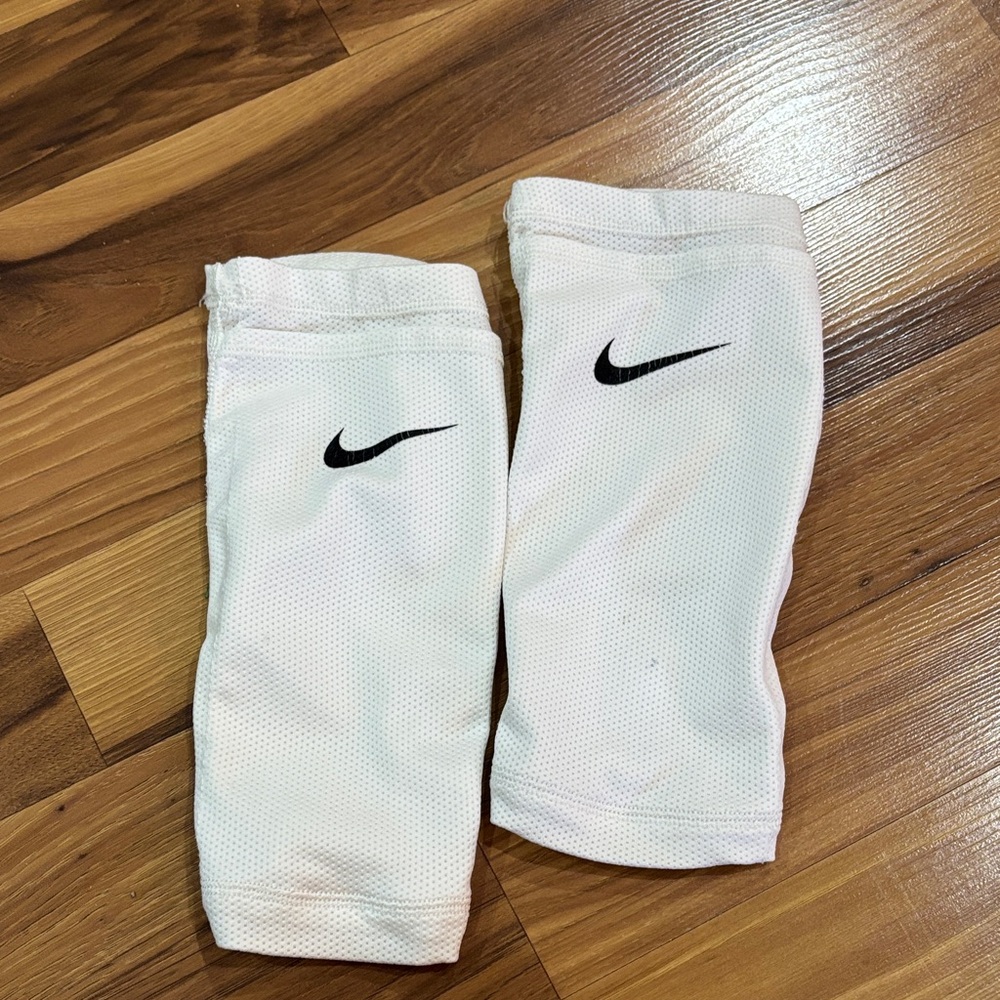 Nike Guard Lock Soccer Shin Guard Sleeves